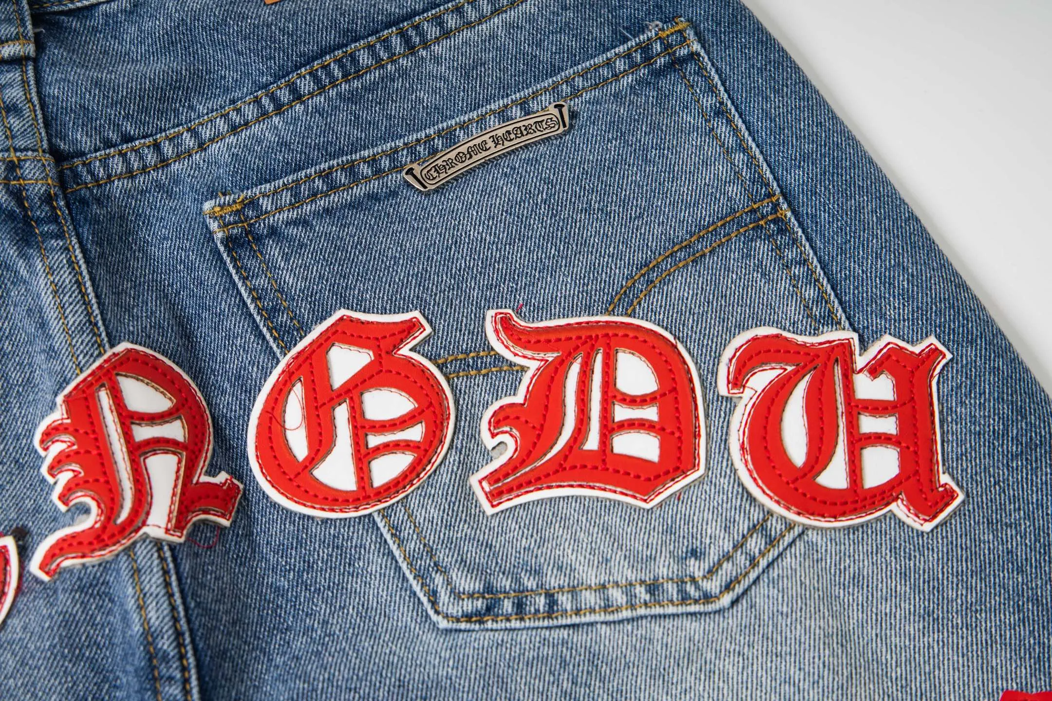 P260 Chrome Hearts Light Blue Pants Sanskrit Red and White Leather Jeans CH jeans need to be washed and then dismantled and hand-stitched with sheepskin cross leather and then spliced ​​together. The whole piece has too many craftsmanship to explain. The patchwork cross pattern is embellished, and the high-waisted washed jeans! ! Absolutely high-end luxury products, god-level single products and super popular products, made with top heavy industry, a must-see magic weapon. Customized hardware. The fabric is thick and soft after washing. It has good breathability. Customized small leather label. Unique design. The details are simple and elegant, and the workmanship is exquisite. The entire trousers are neatly routed and the details are in place! It’s so cool that both men and women can easily control the genderless trend! Style number: 1802# Color: blue Size: 28 30 32 34